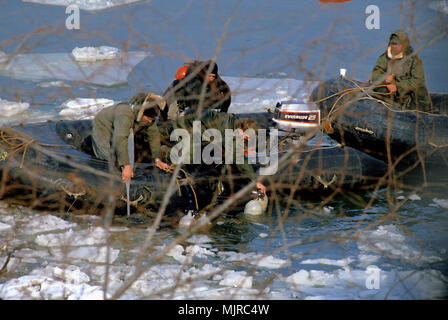 Washington, DC, Stati Uniti d'America Gennaio, 14, 1982 Navy subacquei sono tirati nelle gelide acque del fiume Potomac dopo la ricerca per gli organismi dell'aria Florida volo #90 che si è schiantato nel fiume il giorno pervio. Foto Stock