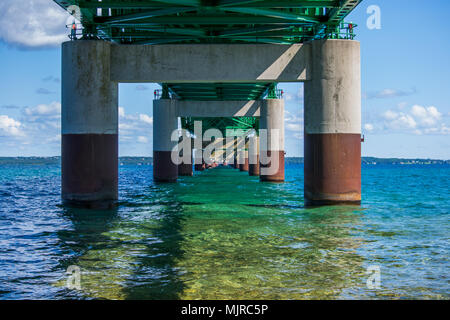 Al di sotto del ponte Mackinac Foto Stock