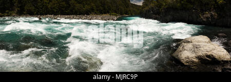 Vista panoramica di rapide sul fiume Petrohue nel Parco nazionale di Vicente Perez Rosales, vicino a Puerto Varas, Cile un famoso white water rafting destinazione Foto Stock