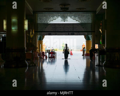 Porta di uscita del Ouparta Thandi Zedi pagoda in Naypyidaw, la capitale del Myanmar, visto dall'interno. Foto Stock