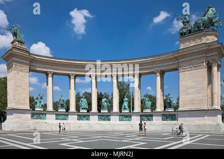 Statue di sette re di Ungheria stand nella parte sinistra del colonnato del Monumento Millenario in Heroes Square, Budapest. Foto Stock