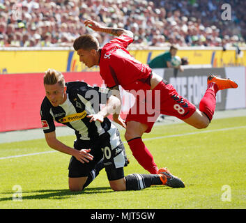 Sport,football,Bundesliga,2017/2018,Borussia Moenchengladbach vs SC Freiburg 3:1,Stadium Borussia Park,scena del match,Nico Elvedi (MG) a sinistra e Mike Frantz (Freiburg) Foto Stock