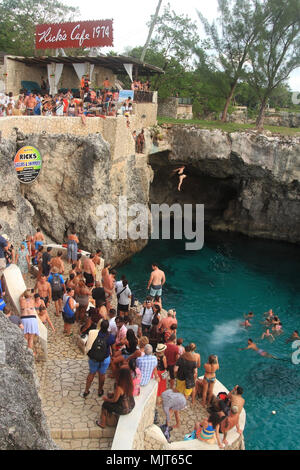 Rick's Cafe, Giamaica - 11 ottobre: Rick's Cafe su ottobre 11, 2017 in Giamaica. Le persone a divertirsi saltando in Giamaica il famoso Rick's Café di Negril, Jama Foto Stock