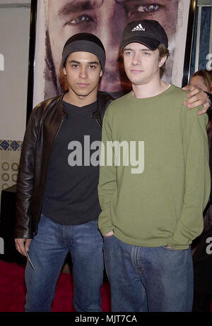 07 Dec 2000, Los Angeles, California, Stati Uniti d'America --- didascalia originale: Los Angeles, California: La premiere del cast di distanza si è tenuto presso il Westwood Village Theatre di Los Angeles. --- ' Tsuni / USA 'Wilmer Valderrama e Topher Grace Wilmer Valderrama e Topher Grace inchiesta tsuni@Gamma-USA.com Foto Stock