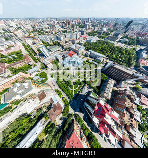 Antenna vista città con strade, case ed edifici. Foto Stock