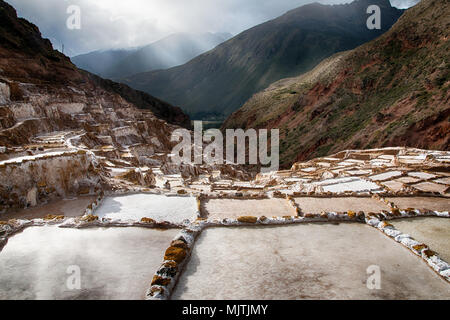 Stagni di sale Inca vicino a Maras (Perù) Foto Stock