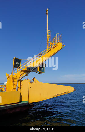 Chiudere fino a giallo piccolo svedese traghetto per auto che sostituisce la strada in cui i ponti sono non disponibili. Foto Stock