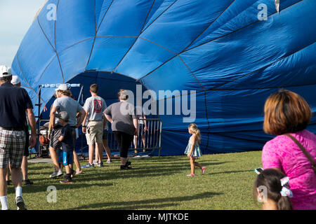 Le persone si sono schierate per camminare dentro un parzialmente gonfiata in mongolfiera ad aria calda a xiv annuale aria calda Balloon Festival in Foley, Alabama. Foto Stock