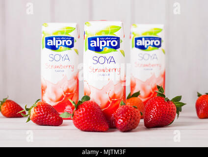 LONDON, Regno Unito - 03 Maggio 2018: Pack di soia Alpro fragola bevanda di latte su sfondo di legno. Foto Stock