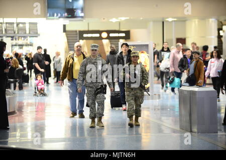 2 Lt. Drake Pfeifer, sinistra, un comandante di plotone e Pvt. Kimberly Hernandez, a destra, un medic, entrambi assegnati per la 72Polizia Militare Company, Nevada Esercito Nazionale Guardia, condurre una pattuglia del piede dell'aeroporto internazionale di McCarran reclamo bagagli a Las Vegas, Nev., Dic 29, 2017. Entrambi sono assegnati a funzionamento falange di argento, una azione di protezione che coinvolge circa 350 Nevada guardie nazionali in un organismo comune sforzo per elevare la sicurezza di Las Vegas durante il 2018 Nuovo anno celebrazione. (Esercito foto di Sgt. Walter H. Lowell, 106ª Affari pubblici distacco, Nevada esercito nazionale Guard) Foto Stock