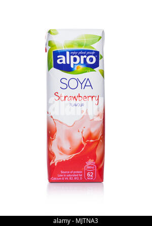 LONDON, Regno Unito - 03 Maggio 2018: Pack di Alpro soia latte di fragola drink in bianco. Foto Stock