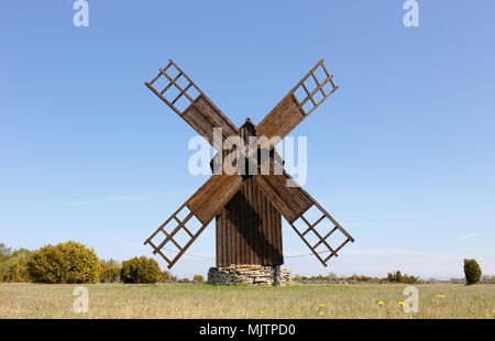 Un marrone il mulino a vento di legno su un campo della provincia svedese di Gotland. Foto Stock