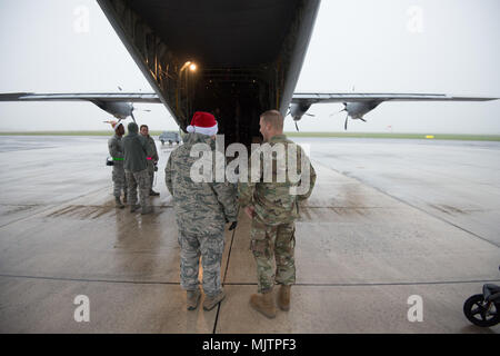 Le famiglie degli STATI UNITI Avieri con il 424Air Base squadrone e degli Stati Uniti I soldati assegnati al segnale 39th battaglione, visitare Santa C-130J Super Hercules aeroplani, Wingene Air Base, 21 dicembre 2017. Avieri con la trentasettesima Airlift Squadron, 86Airlift Wing, sono state eseguendo un volo di formazione con la 86Medicina Aeronautica squadrone di evacuazione. (U.S. Esercito foto di Visual Information Specialist Pierre-Etienne Courtejoie) Foto Stock