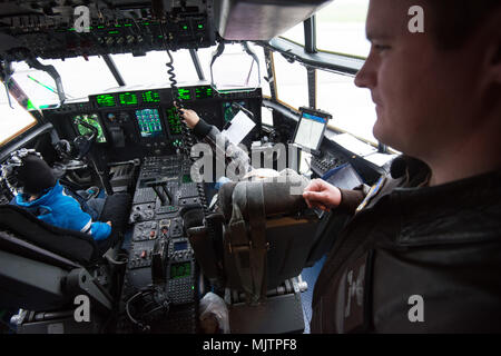 Le famiglie degli STATI UNITI Avieri con il 424Air Base squadrone e degli Stati Uniti I soldati assegnati al segnale 39th battaglione, visitare Santa C-130J Super Hercules aeroplani, Wingene Air Base, 21 dicembre 2017. Avieri con la trentasettesima Airlift Squadron, 86Airlift Wing, sono state eseguendo un volo di formazione con la 86Medicina Aeronautica squadrone di evacuazione. (U.S. Esercito foto di Visual Information Specialist Pierre-Etienne Courtejoie) Foto Stock