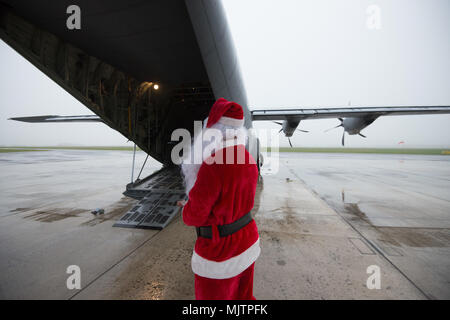 Le famiglie degli STATI UNITI Avieri con il 424Air Base squadrone e degli Stati Uniti I soldati assegnati al segnale 39th battaglione, visitare Santa C-130J Super Hercules aeroplani, Wingene Air Base, 21 dicembre 2017. Avieri con la trentasettesima Airlift Squadron, 86Airlift Wing, sono state eseguendo un volo di formazione con la 86Medicina Aeronautica squadrone di evacuazione. (U.S. Esercito foto di Visual Information Specialist Pierre-Etienne Courtejoie) Foto Stock