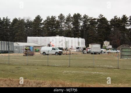 Lavoratori con Nuvo costruzione Inc. di Milwaukee lavorare sulla costruzione di un nuovo edificio per lo stoccaggio del 21 dicembre 2017, alla costituzione Park a Fort McCoy, Wis. $724,000 impianto di stoccaggio saranno utilizzati dalla direzione della famiglia e morale, il benessere e la ricreazione. Il contratto data di completamento è nel settembre 2018. L'edificio adibito allo stoccaggio sarà in mattoni di fronte e hanno circa 3.600 piedi quadrati di spazio di archiviazione disponibile. Costruzione di Fort McCoy è coordinato dalla Direzione di opere pubbliche. (U.S. Foto dell'esercito da Scott T. Sturkol, Ufficio per gli affari pubblici, Fort McCoy, Wis.) Foto Stock