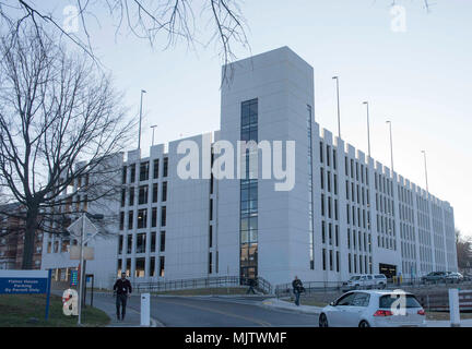 Edificio 57 è una delle diverse strutture di parcheggio sul supporto navale attività Bethesda di Bethesda, Maryland. (U.S. Foto di Marina di Massa lo specialista di comunicazione di terza classe Julio Martinez Martinez) Foto Stock