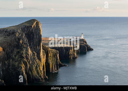 Neist Point Lighthouse vicino a Glendale sulla costa occidentale dell'Isola di Skye nelle Highlands della Scozia. Foto Stock