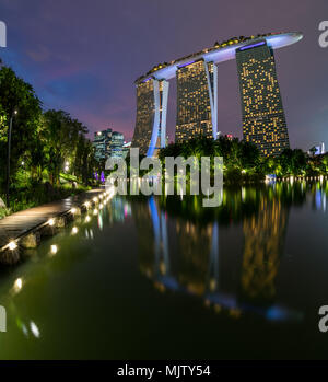 Majestic Marina Bay Sands Hotel come visto dal lago di libellula di giardini dalla Baia di Singapore. Il giardino è un fiore di giardino artistica. Foto Stock