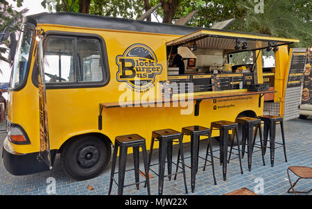 Autobus Burger. Veicolo mobile fast food. Autobus convertito, Thailandia, Sud-Est asiatico Foto Stock