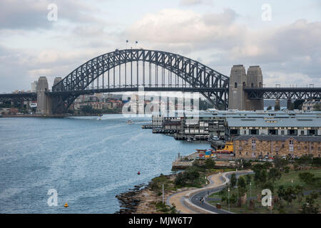 Sydney,NSW,Australia-December 7,2016: Sydney Harbour Bridge, waterfront apartments, nautiche e delle navi nel porto di Sydney, Australia Foto Stock