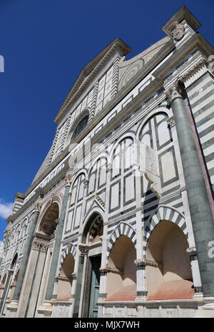 Facciata di Santa Maria Novella, completata nel 1470 da Leon Battista Alberti a Firenze Italia Foto Stock