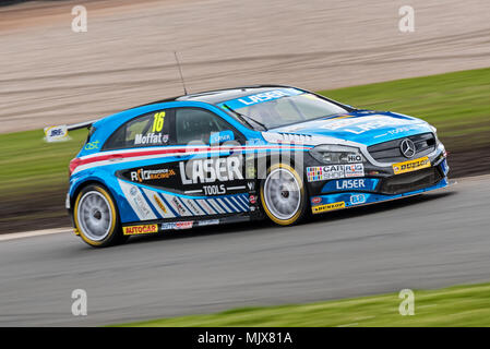 Domenica 29 aprile 2018, Aiden Moffat Mercedes-Benz una classe Dunlop MSA British Touring Car Championship BTCC a Donington Park circuito, Derbyshire Foto Stock