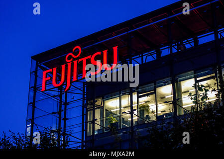 Logo Fujitsu, segno, Praga, Repubblica Ceca Foto Stock