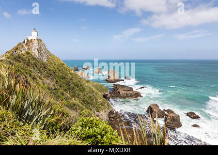 CATLINS COAST, NUOVA ZELANDA - 11 novembre 2017: i visitatori a piedi la via al Nugget Point Lighthouse, una popolare attrazione turistica Foto Stock