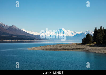 Snow capped Mount Cook insieme contro le acque blu del lago Taupo, Nuova Zelanda Foto Stock