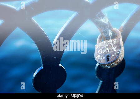 Amore lock sulla ringhiera del ponte vecchio close up Foto Stock