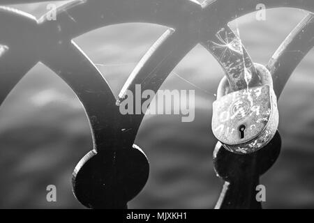 Amore lock sulla ringhiera del ponte vecchio close up Foto Stock