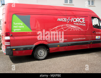 Red Parcelforce Worldwide Mercedes-Benz Sprinter Van consegna utilizzando Eco-Start verde energia, Wiltshire, Inghilterra, Regno Unito Foto Stock