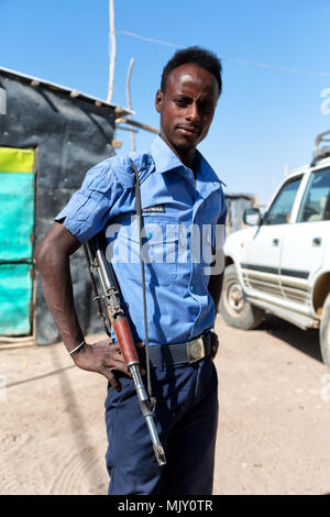 Etiopia,DANIKAL-CIRCA GENNAIO 2018--poliziotto non identificato nel deserto Foto Stock