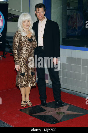 Randy Travis (con la moglie Elizabeth) ricevuto il 2264th stella sulla Hollywood Walk of fame a Los Angeles. Settembre 29, 2004. - 03-TravisRandy Elizabeth003.jpg - 03-TravisRandy Elizabeth003.JPG03-TravisRandy Elizabeth003 evento nella vita di Hollywood - California, tappeto rosso Evento, verticale, STATI UNITI D'AMERICA, industria cinematografica, celebrità, fotografia, Bestof, arte cultura e intrattenimento, Topix celebrità moda / dal tappeto rosso-, verticale, migliori della vita di Hollywood, evento nella vita di Hollywood - California, tappeto rosso , STATI UNITI, industria cinematografica, celebrità, film c Foto Stock