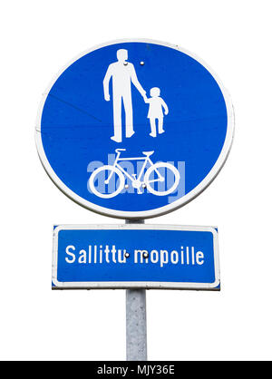 Il finlandese cartello stradale che indica una via obbligatoria per i pedoni e i ciclisti con ulteriore segno che indica che i ciclomotori sono autorizzati a utilizzare il ciclo tra Foto Stock
