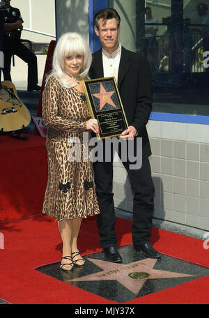 Randy Travis (con la moglie Elizabeth) ricevuto il 2264th stella sulla Hollywood Walk of fame a Los Angeles. Settembre 29, 2004. - 11-TravisRandy Elizabeth011.jpg - 11-TravisRandy Elizabeth011.JPG11-TravisRandy Elizabeth011 evento nella vita di Hollywood - California, tappeto rosso Evento, verticale, STATI UNITI D'AMERICA, industria cinematografica, celebrità, fotografia, Bestof, arte cultura e intrattenimento, Topix celebrità moda / dal tappeto rosso-, verticale, migliori della vita di Hollywood, evento nella vita di Hollywood - California, tappeto rosso , STATI UNITI, industria cinematografica, celebrità, movie ce Foto Stock