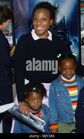 Marianne Jean-Baptiste e i bambini che arrivano in Polar Express Premiere al Grauman Chinese Theatre di Los Angeles. 11/07/2004. - 12-Jean-BaptisteMarianne k.jpg - 12-Jean-BaptisteMarianne k.JPG12-Jean-BaptisteMarianne k evento nella vita di Hollywood - California, tappeto rosso Evento, verticale, STATI UNITI D'AMERICA, industria cinematografica, celebrità, fotografia, Bestof, arte cultura e intrattenimento, Topix celebrità moda / dal tappeto rosso-, verticale, migliori della vita di Hollywood, evento nella vita di Hollywood - California, tappeto rosso , STATI UNITI, industria cinematografica, celebrità, film c Foto Stock