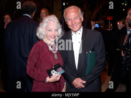 Buzz Aldrin capitano di Appolo 13 e la moglie Lois al tributo di Arthur C. Clarke, 2001 Odissea nello spazio presso il Palazzo di Playboy in Los Angeles. Novembre 15, 2001. - AldrinBuzz Lois moglie01.jpg - AldrinBuzz Lois moglie01.JPGAldrinBuzz Lois moglie01 evento nella vita di Hollywood - California, tappeto rosso Evento, verticale, STATI UNITI D'AMERICA, industria cinematografica, celebrità, fotografia, Bestof, arte cultura e intrattenimento, Topix celebrità moda / dal tappeto rosso-, verticale, migliori della vita di Hollywood, evento nella vita di Hollywood - California, tappeto rosso , STATI UNITI, industria cinematografica, C Foto Stock