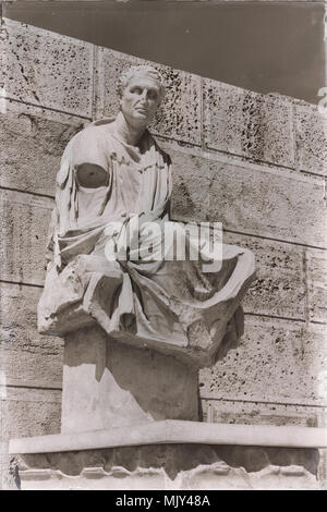 In Grecia Atene antica statua di marmo ed il cielo e concetto di storia e potenza di antiquariato Foto Stock