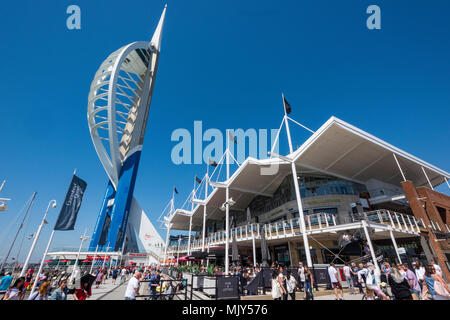 I corvi del popolo e dello shopping godendo il caffè nd ristoranti sul lungomare al Gunwharf Quays shopping center retail outlet in Portsmouth. Hants. Foto Stock