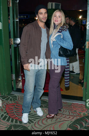 Christina Applegate ha e il marito Johnathon Schaech arrivando alla premiere di 'Kiss La sposa' alla vetrina Regent Theatre di Los Angeles. Ottobre 23, 2002. - ApplegateChr SchaechJohna01.jpg - ApplegateChr SchaechJohna01.JPGApplegateChr SchaechJohna01 evento nella vita di Hollywood - California, tappeto rosso Evento, verticale, STATI UNITI D'AMERICA, industria cinematografica, celebrità, fotografia, Bestof, arte cultura e intrattenimento, Topix celebrità moda / dal tappeto rosso-, verticale, migliori della vita di Hollywood, evento nella vita di Hollywood - California, tappeto rosso , STATI UNITI, Fi Foto Stock