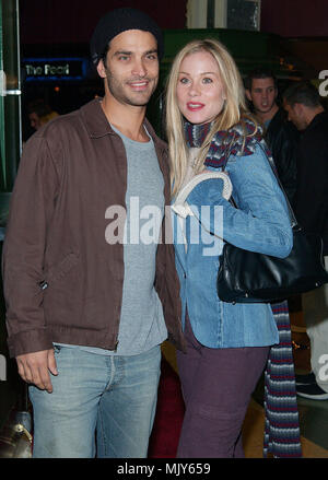 Christina Applegate ha e il marito Johnathon Schaech arrivando alla premiere di 'Kiss La sposa' alla vetrina Regent Theatre di Los Angeles. Ottobre 23, 2002. - ApplegateChr SchaechJohna02.jpg - ApplegateChr SchaechJohna02.JPGApplegateChr SchaechJohna02 evento nella vita di Hollywood - California, tappeto rosso Evento, verticale, STATI UNITI D'AMERICA, industria cinematografica, celebrità, fotografia, Bestof, arte cultura e intrattenimento, Topix celebrità moda / dal tappeto rosso-, verticale, migliori della vita di Hollywood, evento nella vita di Hollywood - California, tappeto rosso , STATI UNITI, Fi Foto Stock