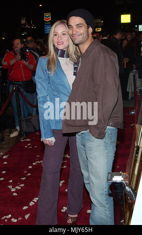 Christina Applegate ha e il marito Johnathon Schaech arrivando alla premiere di 'Kiss La sposa' alla vetrina Regent Theatre di Los Angeles. Ottobre 23, 2002. - ApplegateChr SchaechJohna03.jpg - ApplegateChr SchaechJohna03.JPGApplegateChr SchaechJohna03 evento nella vita di Hollywood - California, tappeto rosso Evento, verticale, STATI UNITI D'AMERICA, industria cinematografica, celebrità, fotografia, Bestof, arte cultura e intrattenimento, Topix celebrità moda / dal tappeto rosso-, verticale, migliori della vita di Hollywood, evento nella vita di Hollywood - California, tappeto rosso , STATI UNITI, Fi Foto Stock