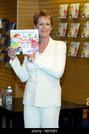 Jamie Lee Curtis, Bookstore aspetto e la lettura dal suo libro IÕM GONNA COME ME A Barnes & Noble in Santa Monica Santa Monica, Los Angeles. Novembre 23, 2002. - CurtisJamieLee BookRead07.jpgCurtisJamieLee BookRead07 evento nella vita di Hollywood - California, tappeto rosso Evento, verticale, STATI UNITI D'AMERICA, industria cinematografica, celebrità, fotografia, Bestof, arte cultura e intrattenimento, Topix celebrità moda / dal tappeto rosso-, una persona, verticale, migliori della vita di Hollywood, evento nella vita di Hollywood - California, moquette rossa e dietro le quinte, USA, industria cinematografica, celebrità, filmato Foto Stock