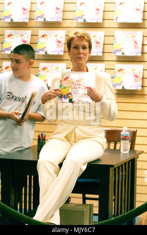 Jamie Lee Curtis, Bookstore aspetto e la lettura dal suo libro IÕM GONNA COME ME A Barnes & Noble in Santa Monica Santa Monica, Los Angeles. Novembre 23, 2002. - CurtisJamieLee BookRead11.jpgCurtisJamieLee BookRead11 evento nella vita di Hollywood - California, tappeto rosso Evento, verticale, STATI UNITI D'AMERICA, industria cinematografica, celebrità, fotografia, Bestof, arte cultura e intrattenimento, Topix celebrità moda / dal tappeto rosso-, una persona, verticale, migliori della vita di Hollywood, evento nella vita di Hollywood - California, moquette rossa e dietro le quinte, USA, industria cinematografica, celebrità, filmato Foto Stock