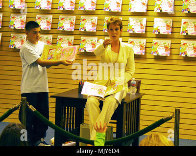 Jamie Lee Curtis, Bookstore aspetto e la lettura dal suo libro IÕM GONNA COME ME A Barnes & Noble in Santa Monica Santa Monica, Los Angeles. Novembre 23, 2002. - CurtisJamieLee BookRead15.jpgCurtisJamieLee BookRead15 evento nella vita di Hollywood - California, tappeto rosso Evento, verticale, STATI UNITI D'AMERICA, industria cinematografica, celebrità, fotografia, Bestof, arte cultura e intrattenimento, Topix celebrità moda / dal tappeto rosso-, una persona, verticale, migliori della vita di Hollywood, evento nella vita di Hollywood - California, moquette rossa e dietro le quinte, USA, industria cinematografica, celebrità, filmato Foto Stock