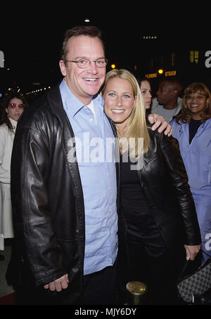 Tom Arnold e Shelby Roos arrivando al 1ere di uscire dalla ferita al Mann Village Theatre di Los Angeles 3/13/01 - ArnoldTom RoosShelby01.jpg - ArnoldTom RoosShelby01.JPGArnoldTom RoosShelby01 evento nella vita di Hollywood - California, tappeto rosso Evento, verticale, STATI UNITI D'AMERICA, industria cinematografica, celebrità, fotografia, Bestof, arte cultura e intrattenimento, Topix celebrità moda / dal tappeto rosso-, verticale, migliori della vita di Hollywood, evento nella vita di Hollywood - California, tappeto rosso , STATI UNITI, industria cinematografica, celebrità celebrità di film, TV celebrità Foto Stock