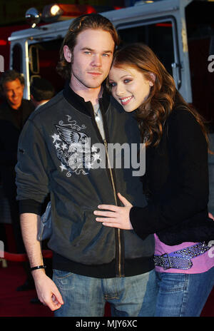 Shawn Ashmore e Michelle Trachtenberg che arrivano alla scaletta 49 Premiere al El Capitan Theatre di Los Angeles. Settembre 20, 2004. - AshmoreSh Trachtenberg045.JPG - AshmoreSh Trachtenberg045.JPGAshmoreSh Trachtenberg045 evento nella vita di Hollywood - California, tappeto rosso Evento, verticale, STATI UNITI D'AMERICA, industria cinematografica, celebrità, fotografia, Bestof, arte cultura e intrattenimento, Topix celebrità moda / dal tappeto rosso-, verticale, migliori della vita di Hollywood, evento nella vita di Hollywood - California, tappeto rosso , STATI UNITI, industria cinematografica, celebrità, mov Foto Stock