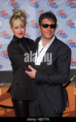 Melanie Griffith e suo marito Antonio Banderas arriva alla quindicesima Nickelodeon Kids Choice Awards al Barker Hangar di Santa Monica, CA su Sabato, 20 aprile 2002. - BanderasAntonio GriffithM 2.jpg - BanderasAntonio GriffithM 2.JPGBanderasAntonio GriffithM 2 evento nella vita di Hollywood - California, tappeto rosso Evento, verticale, STATI UNITI D'AMERICA, industria cinematografica, celebrità, fotografia, Bestof, arte cultura e intrattenimento, Topix celebrità moda / dal tappeto rosso-, verticale, migliori della vita di Hollywood, evento nella vita di Hollywood - California, rosso Foto Stock